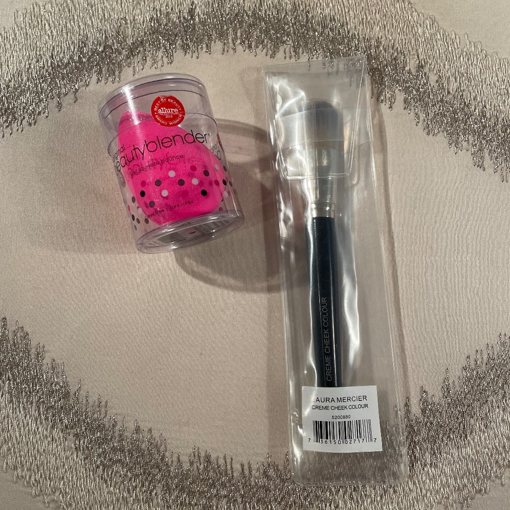 Laura Mercier  Brush and Beauty Blender Bundle